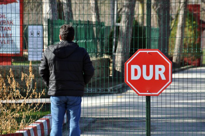 Evden Ayrıldı: Bahçeye Çukur Kazıp Kendine Ev Yaptı